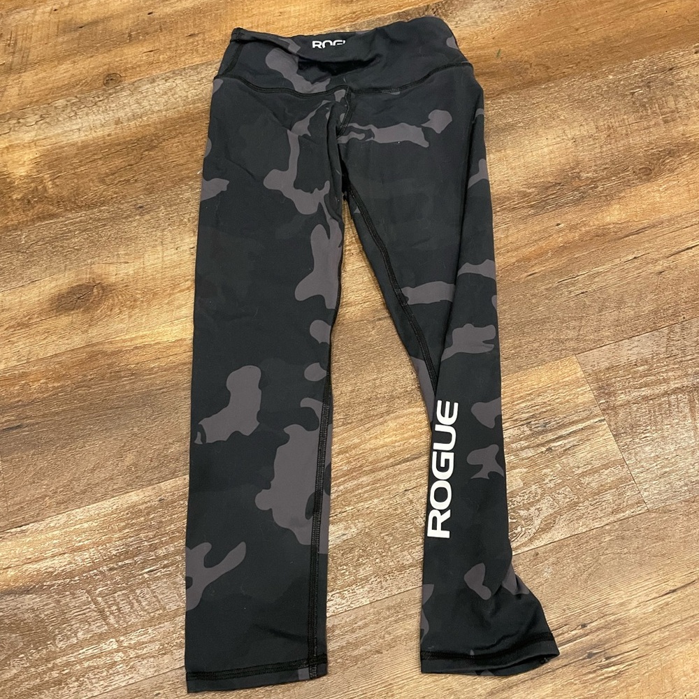 Black rogue camo leggings, size xs